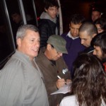 pguitarra autografando na argentina maio2010